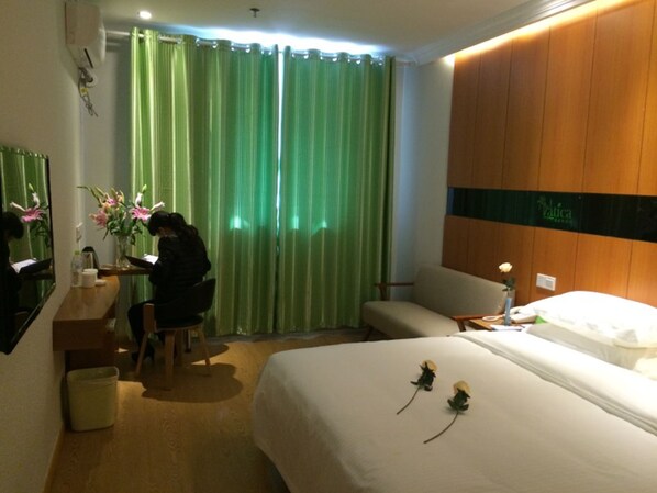 Màn/rèm cản sáng, bàn ủi/dụng cụ ủi quần áo 