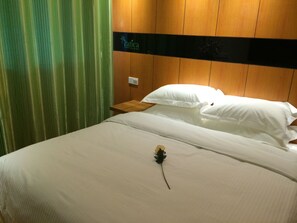 Màn/rèm cản sáng, bàn ủi/dụng cụ ủi quần áo 