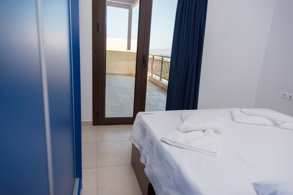 2 habitaciones, escritorio y espacio para trabajar con laptop 