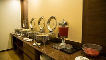 Melayani sarapan dan makan siang dengan sajian masakan internasional