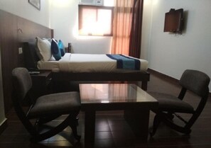 Escritorio, tabla de planchar con plancha, wifi gratis y ropa de cama 