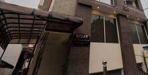 A building with a sign reading "ECLAT 32, Vinamra Khand Gomti Nagar, Lko." - Eclat Suites Mint Gomti Nagar (Lucknow)