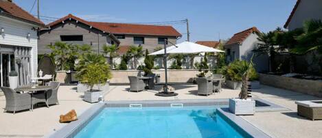 Piscine extérieure (ouverte en saison), chaises longues