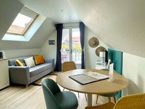 经典村舍, 阳台, 泳池景观 | 起居区 | 平板电视