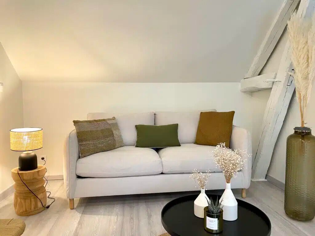 Quarto luxo, vista para a piscina | Área de estar | TV de tela plana