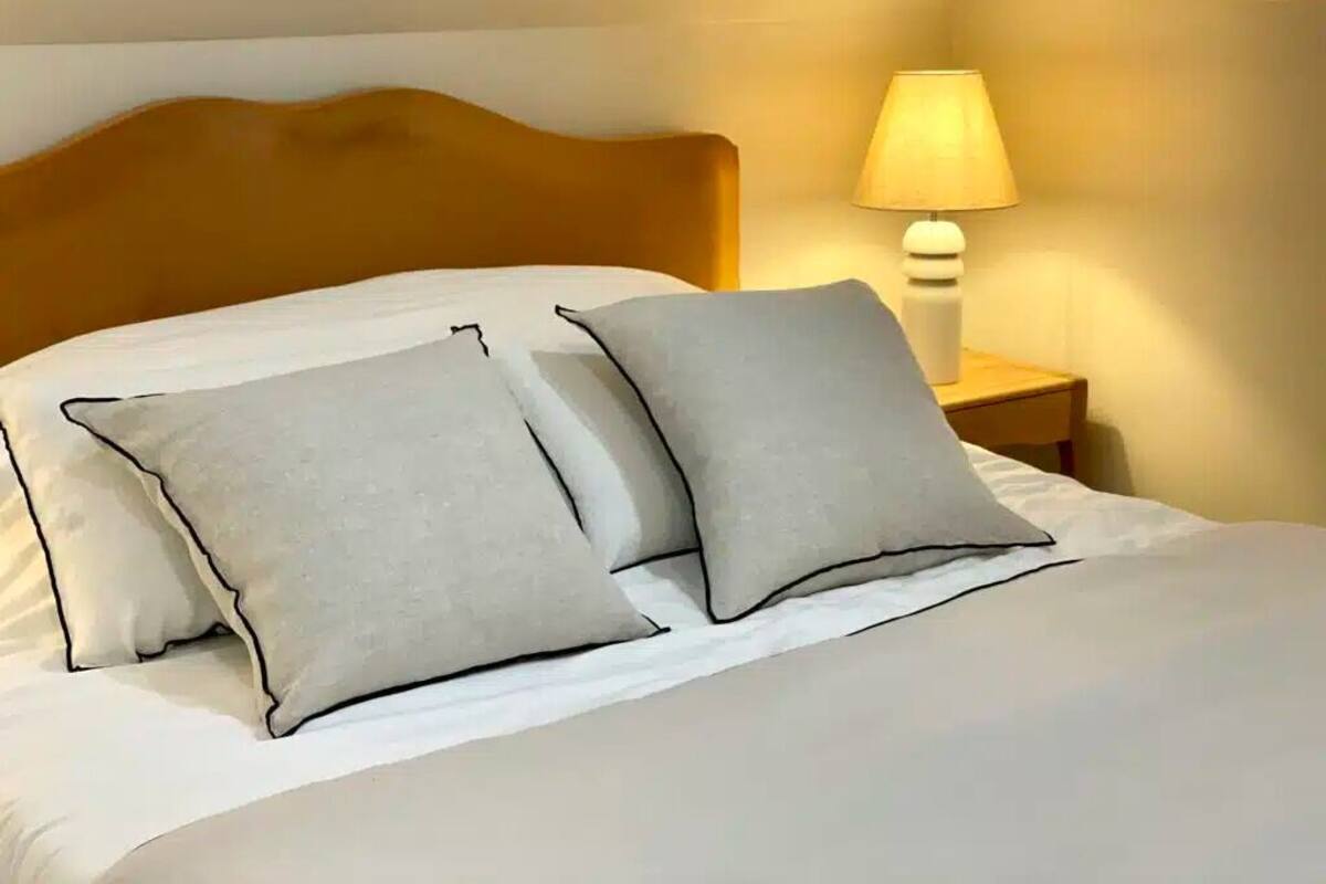 Chambre Deluxe, vue piscine | Literie de qualité supérieure, matelas mémoire de forme