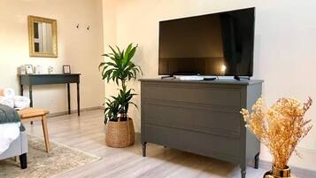 Driepersoonskamer | Luxe beddengoed, bedden met traagschuimmatrassen