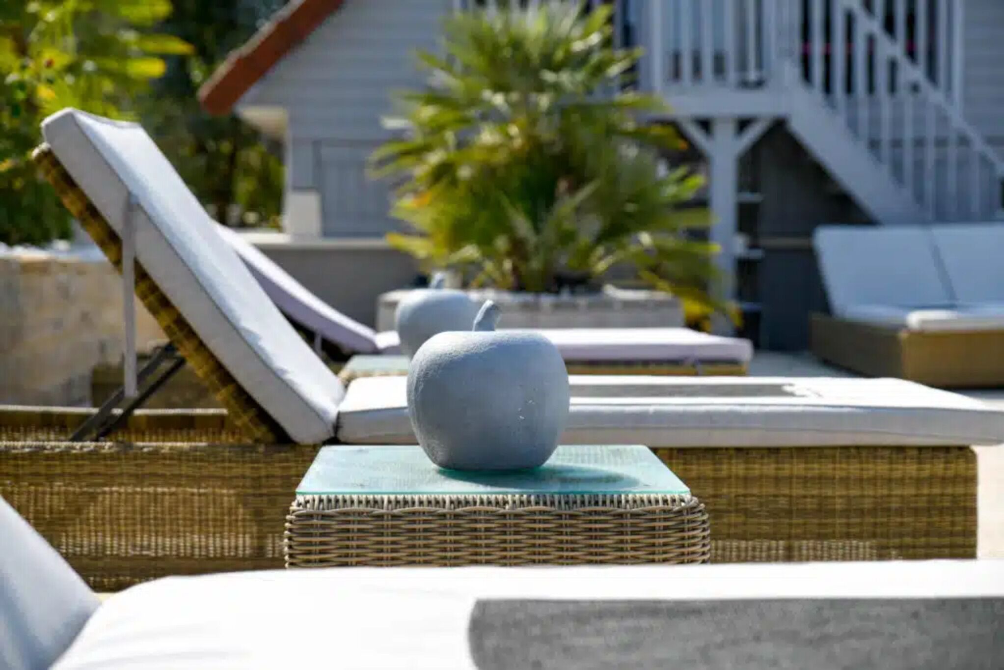 季節性室外游泳池，開放時間為 10:00 至 20:00，提供日光浴躺椅