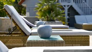 Piscine extérieure (ouverte en saison), chaises longues