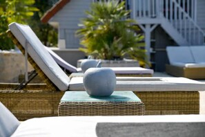 Außenpool (je nach Saison geöffnet), Liegestühle