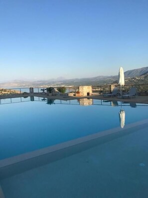Outdoor pool, pool loungers - Eukalyptus - Morfi Village (Apokoronas)