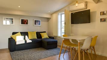 Superior Apartment, 1 Bedroom, River View | Living area