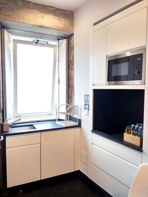 City Studio | Private kitchenette | Fridge, microwave, stovetop, espresso maker - Ribeira Cinema Apartments (Porto)