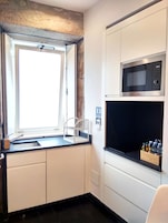 Estúdio urbano | Cozinha americana privada | Geladeira, micro-ondas, cooktop, máquina de café expresso