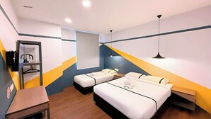 Une chambre d’hôtel avec deux lits, un bureau, une chaise, une armoire et un miroir.