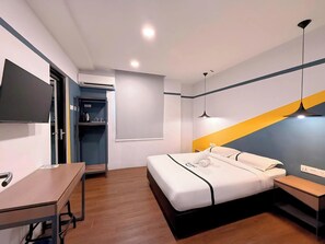 Escritorio, tabla de planchar con plancha, wifi gratis y ropa de cama 