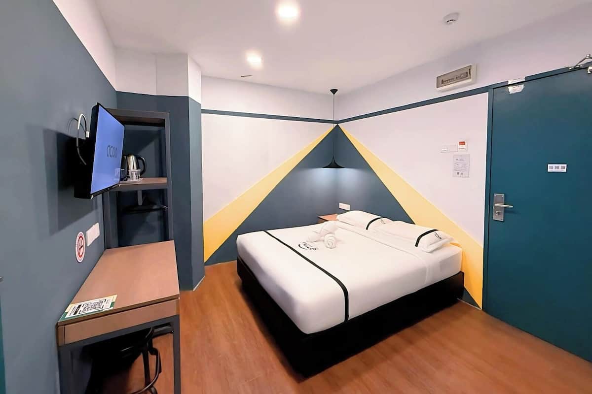 Habitación doble | Escritorio, tabla de planchar con plancha, wifi gratis y ropa de cama