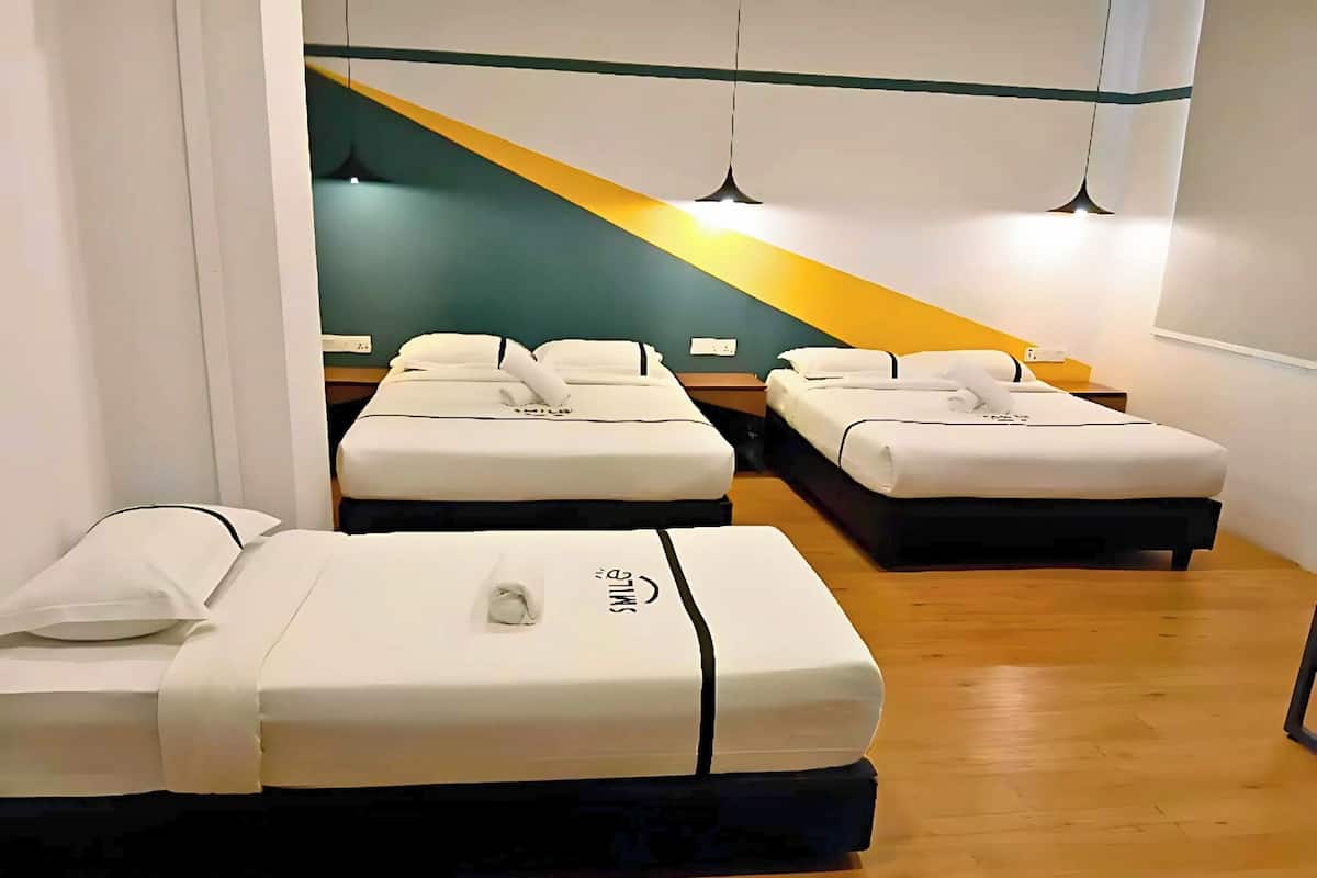 Habitación cuádruple familiar | Escritorio, tabla de planchar con plancha, wifi gratis y ropa de cama