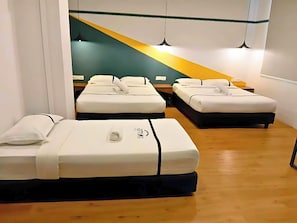 Quarto quádruplo família | Escrivaninha, ferros/tábuas de passar roupa, Wi-Fi de cortesia