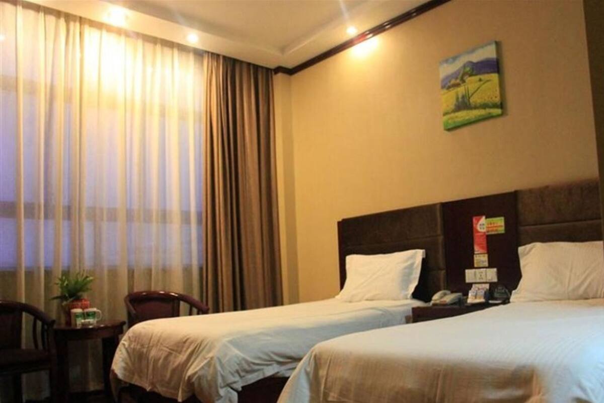 Habitación estándar con 2 camas individuales | Cortinas blackout, tabla de planchar con plancha y wifi gratis