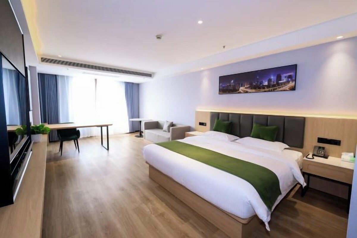 Deluxe Queen Room