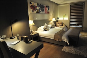 Frigobar, cofres nos quartos, escrivaninha, cortinas blackout