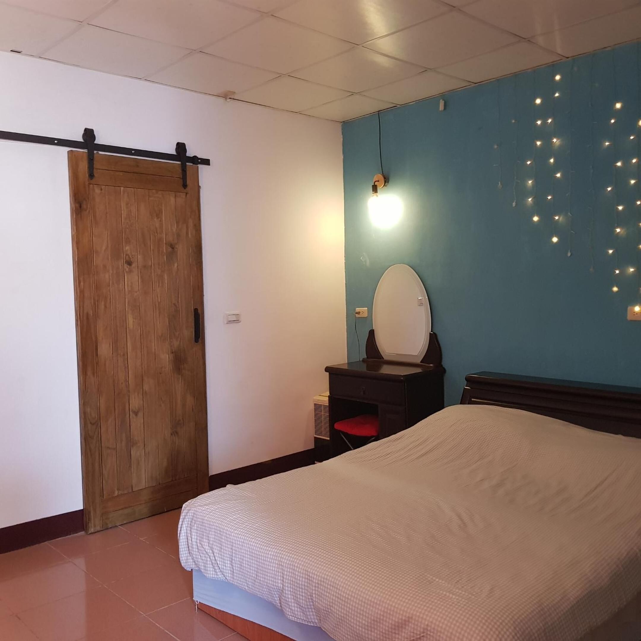 Desk, blackout drapes, free WiFi, bed sheets