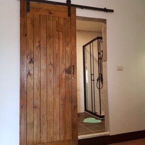 Desk, blackout drapes, free WiFi, bed sheets - Taroko Susi Space (Xincheng)