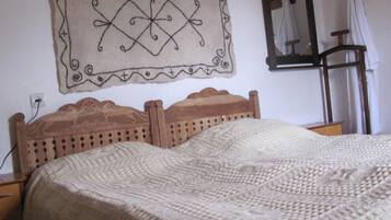 Standard Double Room, Shared Bathroom | Desk, soundproofing, iron/ironing board, free WiFi