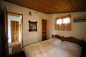 Standard Double Room, Shared Bathroom | Desk, soundproofing, iron/ironing board, free WiFi - Guest House Gallery (Oni)