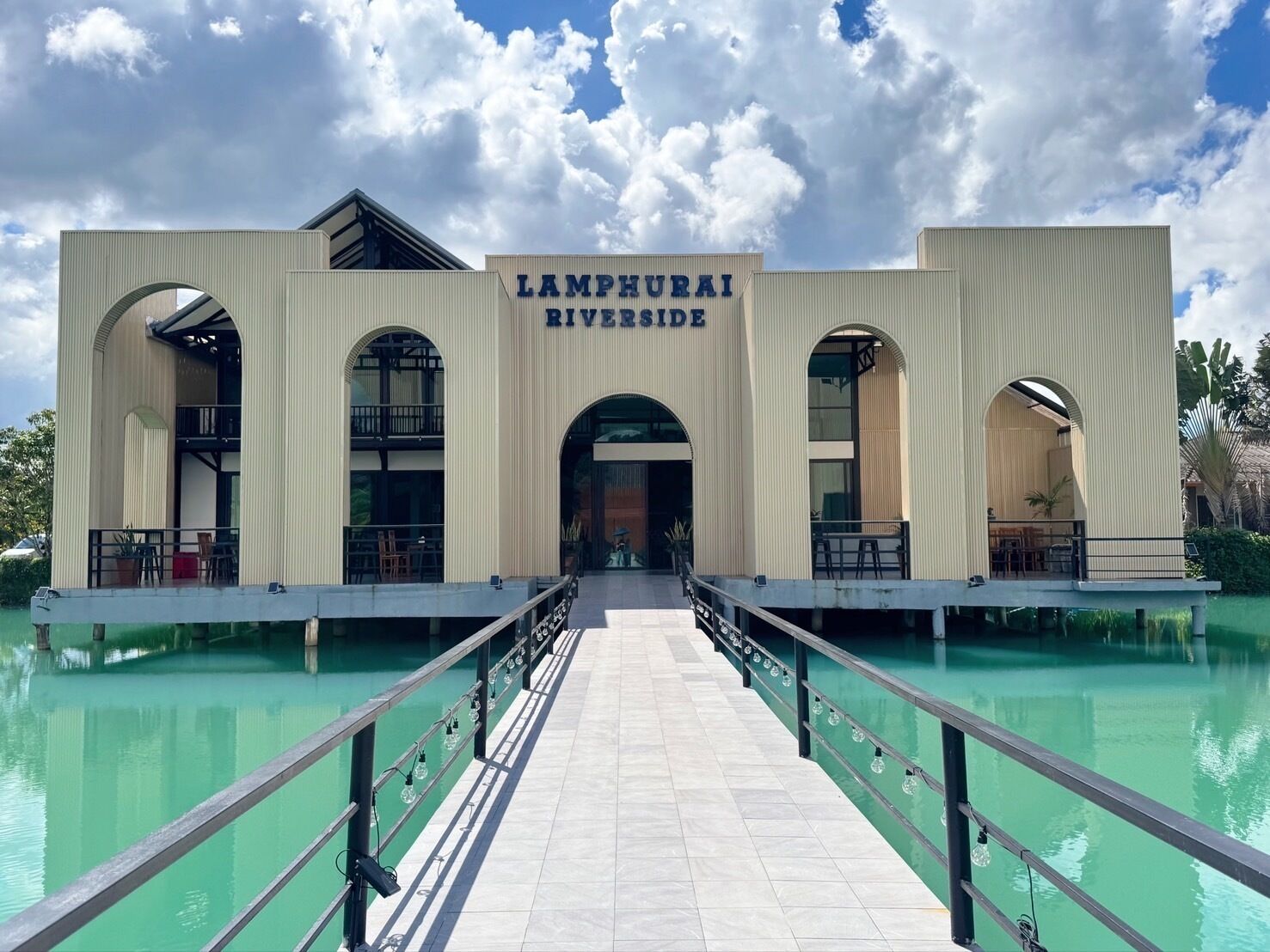 Un edificio con un letrero que dice "LAMPHURAI RIVERSIDE".