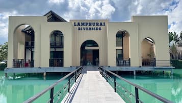 Un edificio con un letrero que dice "LAMPHURAI RIVERSIDE".
