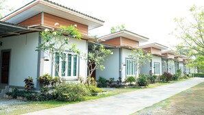 标准双床房, 露台, 河景 | 办公桌、免费 WiFi、床单