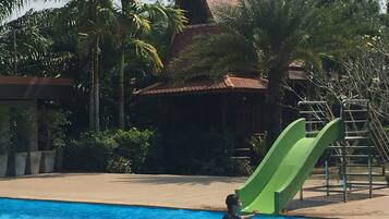 Vista frontal de la propiedad