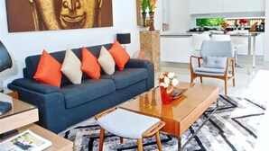 Villa, 2 soverom, ved basseng | Oppholdsrom | En 40-tommers Flatskjerm-TV med kabel-kanaler samt TV