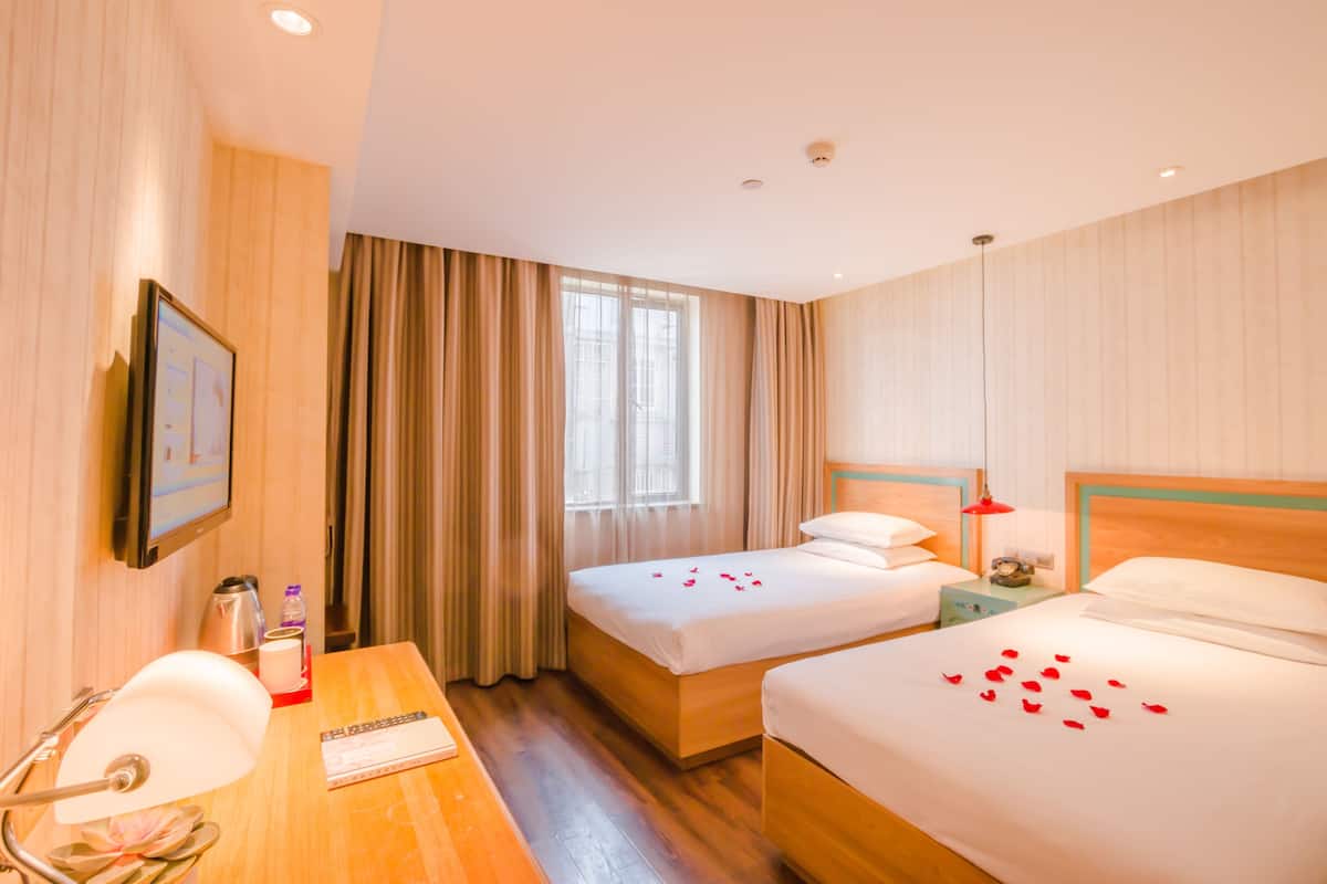 Design Twin Room | In-room safe, desk, blackout curtains, free WiFi