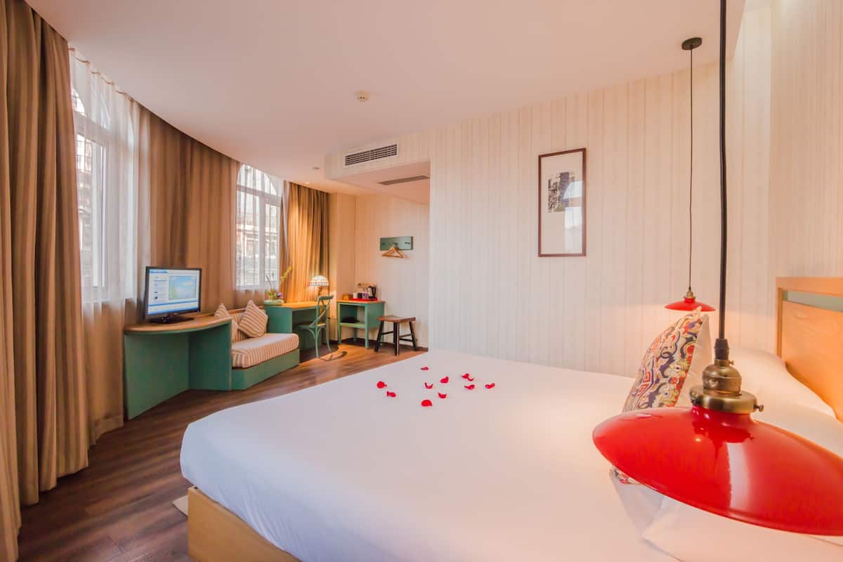 Elegant Queen Room | In-room safe, desk, blackout curtains, free WiFi