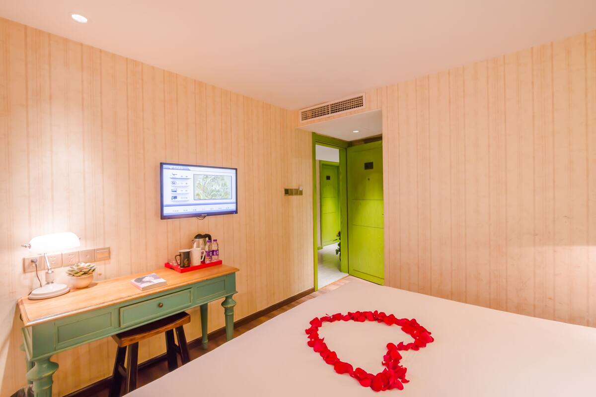 Standard Queen Room (No Window) | In-room safe, desk, blackout curtains, free WiFi