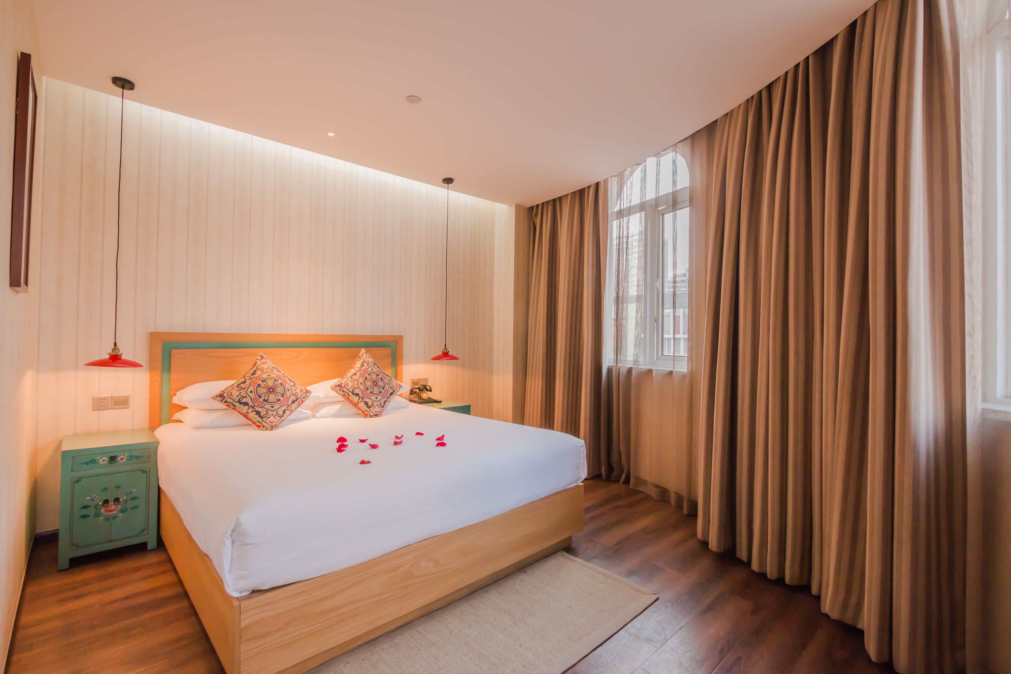 Quarto elite, 1 cama Queen | Cofres nos quartos, escrivaninha, cortinas blackout, Wi-Fi de cortesia