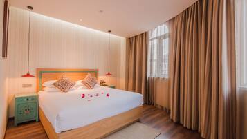 Quarto elite, 1 cama Queen | Cofres nos quartos, escrivaninha, cortinas blackout, Wi-Fi de cortesia