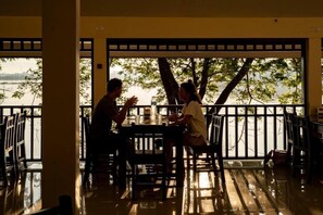 供應早餐、午餐和晚餐,當地和國際料理