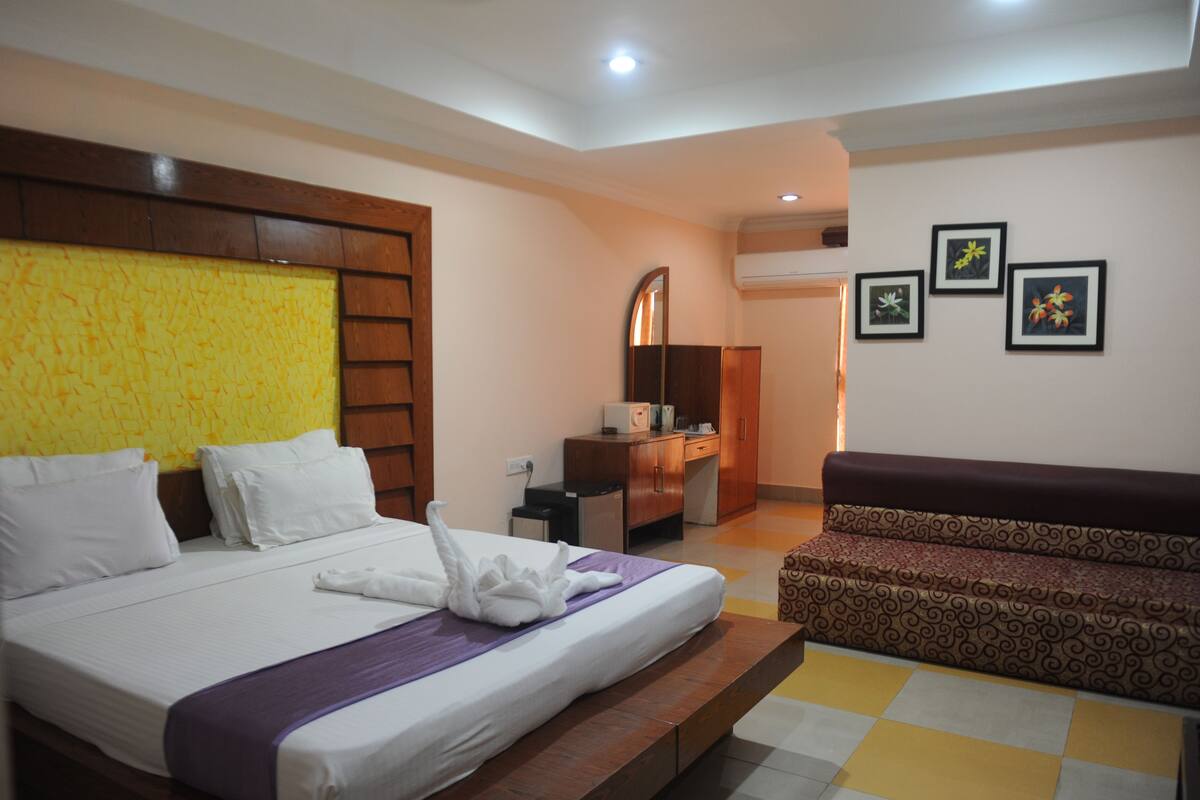 Egyptian cotton sheets, premium bedding, in-room safe, desk