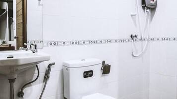 Dusche, kostenlose Toilettenartikel, Handtücher