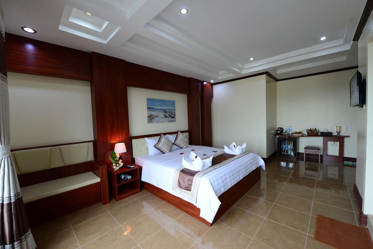 Deluxe Double Room | 1 bedroom, premium bedding, minibar, in-room safe