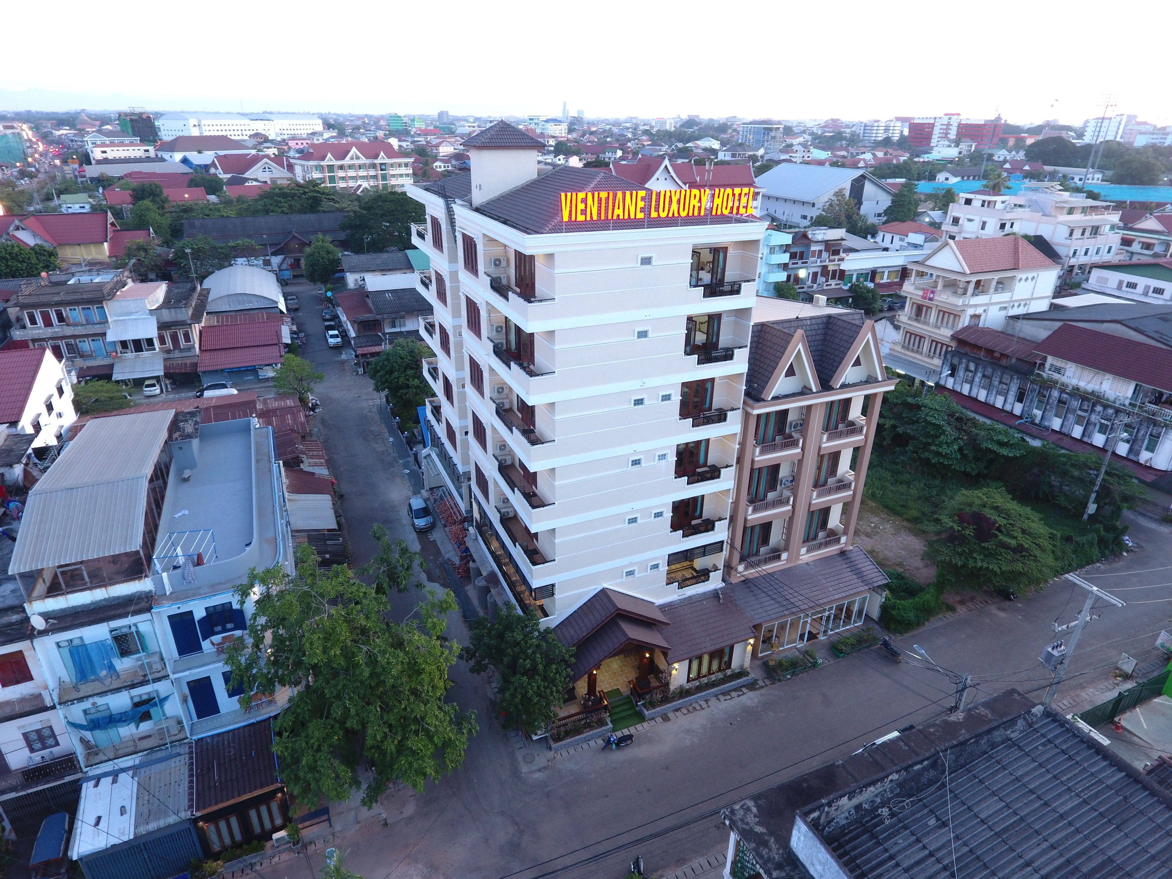 Un edificio de varios pisos con un letrero que dice "VINTIANE LUXURY HOTEL".