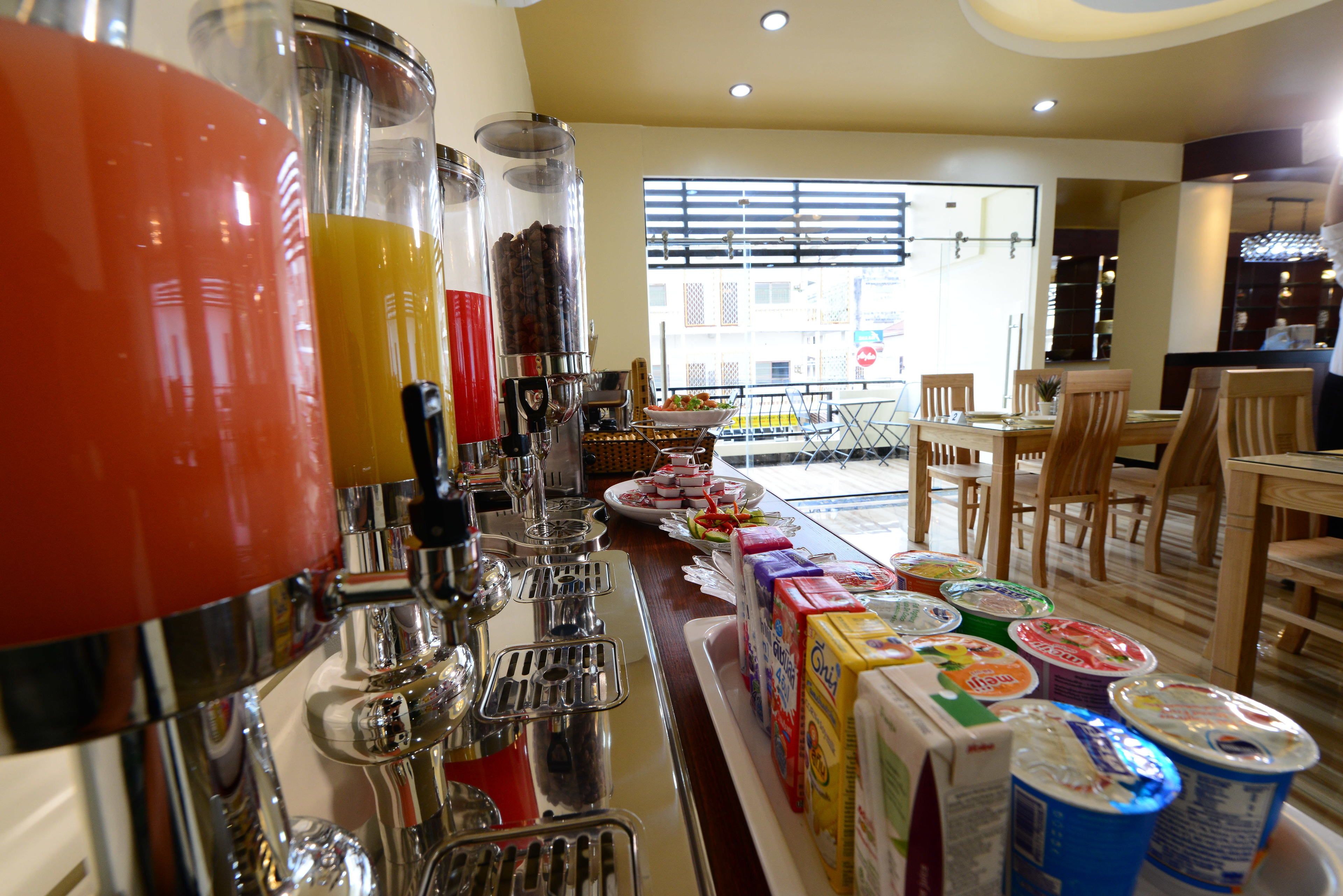 Zona de bar con diversas bebidas y alimentos, incluyendo yogur y zumo.
