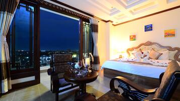 Phòng Suite Premier, ban công | Bộ trải giường bằng vải cotton Ai Cập, bộ đồ giường cao cấp, minibar