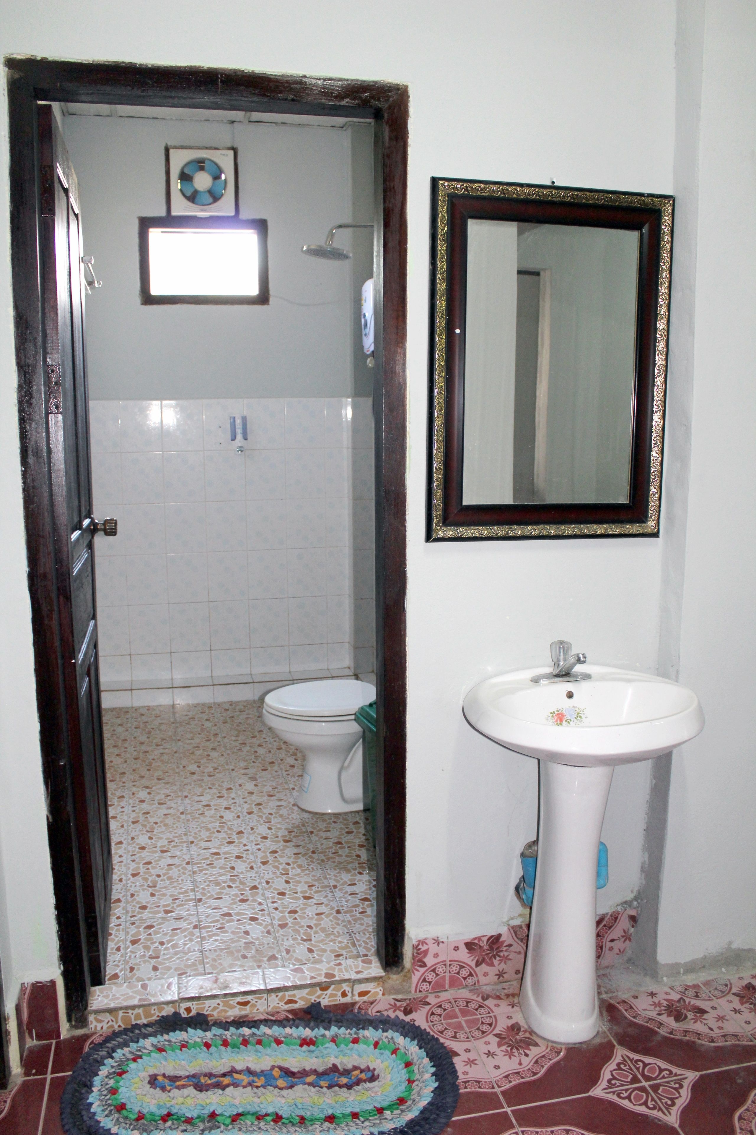 Douche, articles de toilette gratuits, sèche-cheveux