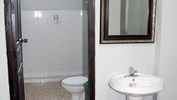 Douche, articles de toilette gratuits, sĂšche-cheveux