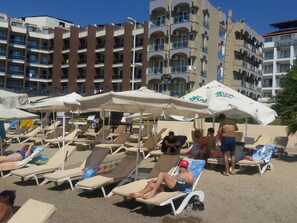 Private beach, sun-loungers, beach umbrellas - La Vita Beach Hotel (Marmaris)